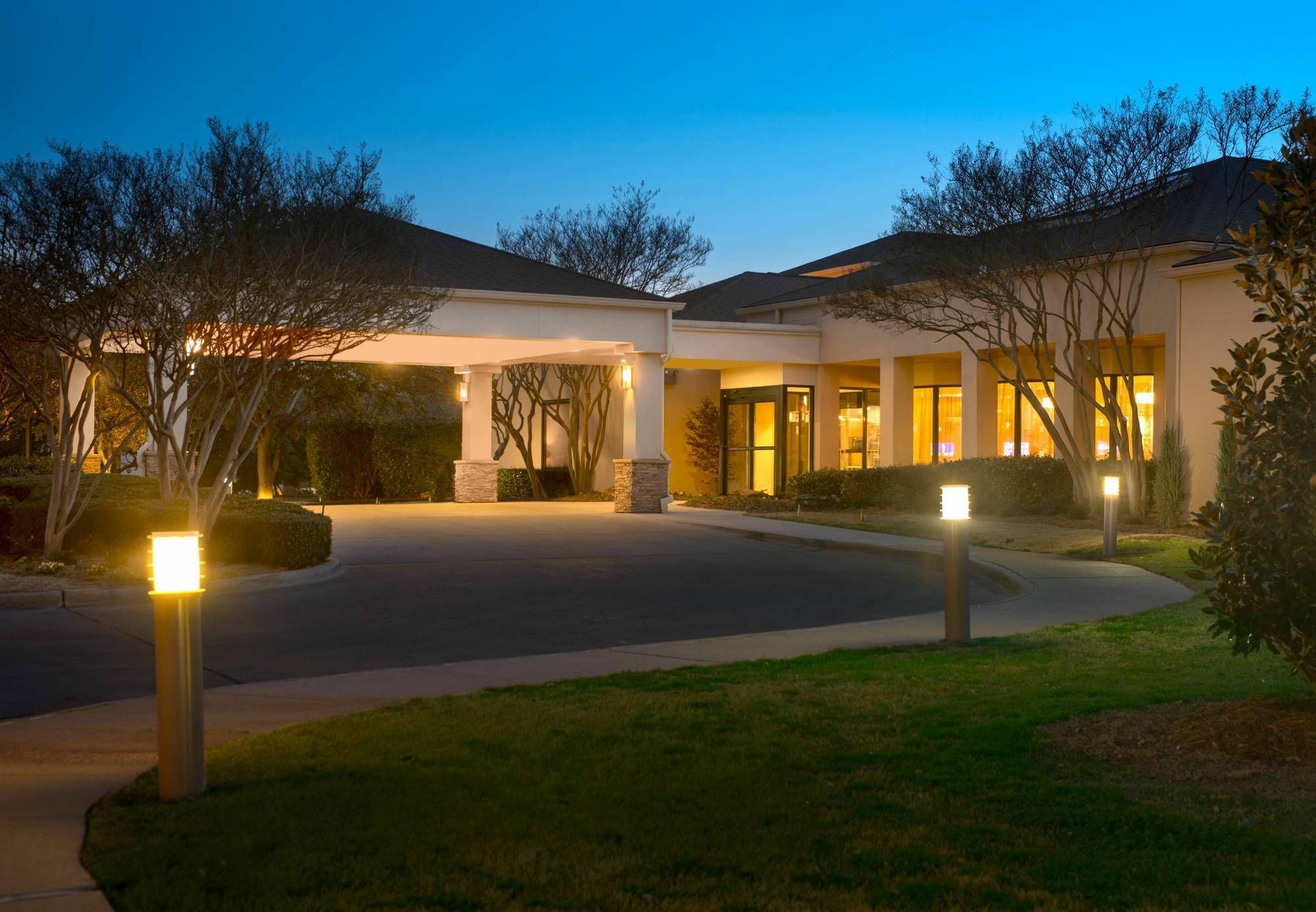 Courtyard Dallas Addison Midway Екстериор снимка
