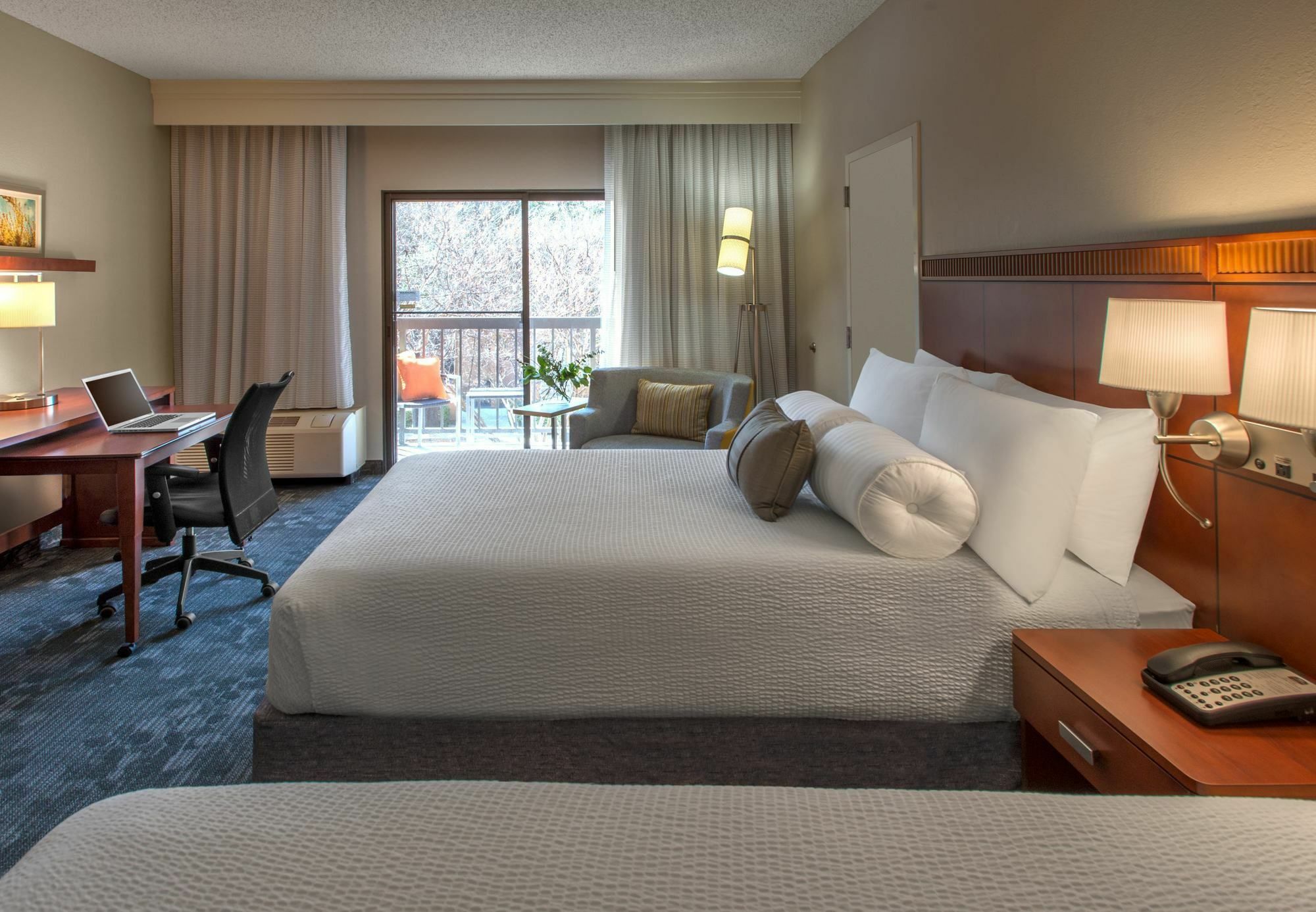 Courtyard Dallas Addison Midway Екстериор снимка